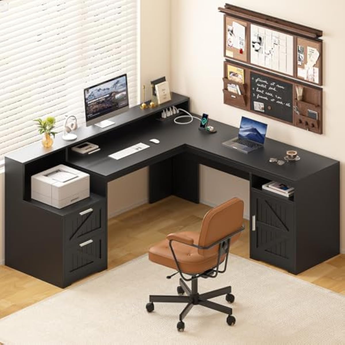 Commercial Printer - 63インチのL字型モダンデスク。USBポートとACコンセントを内蔵。人間工学に基づいたモニター台、プリンター用棚、引き出し2つ、オープン収納スペース付き。